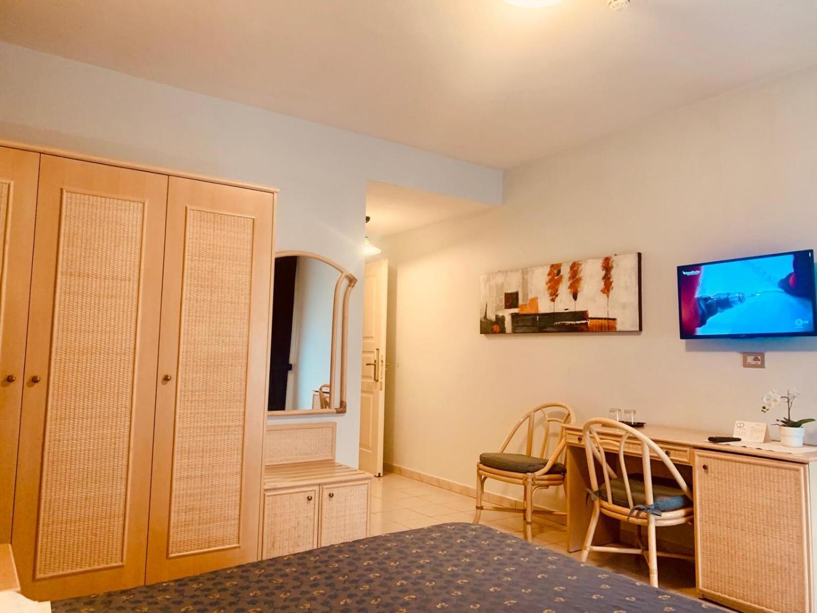 River Park Hotel Амелия Экстерьер фото