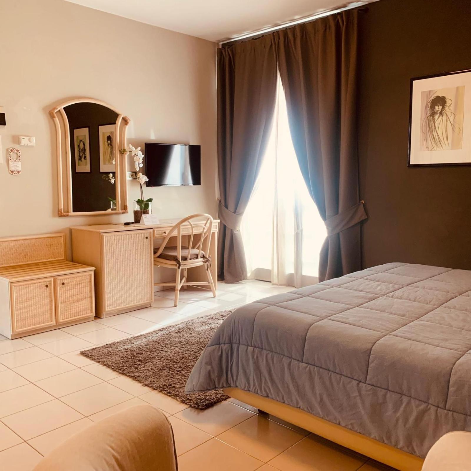 River Park Hotel Амелия Экстерьер фото